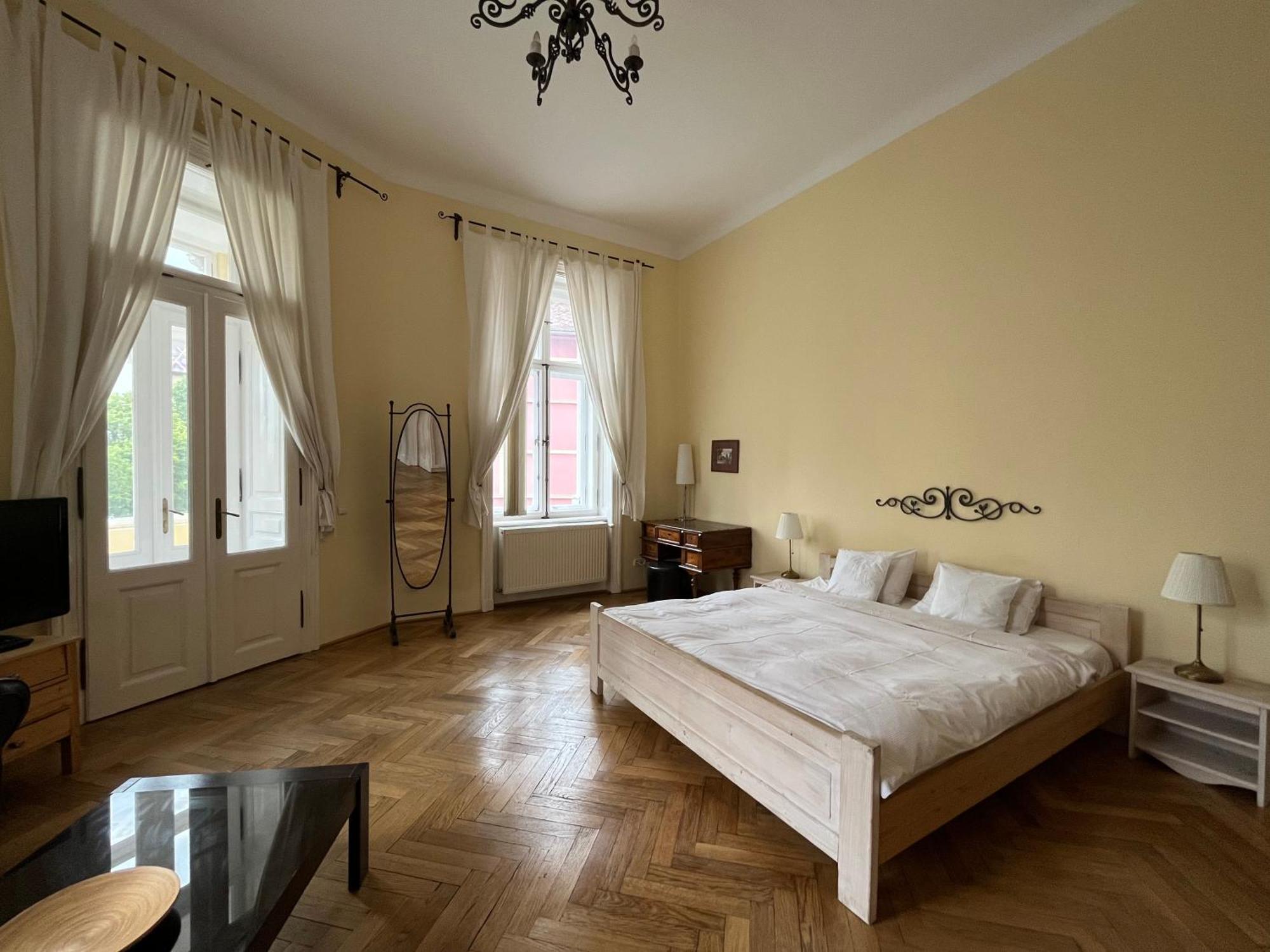 Main Square Apartment Сибиу Экстерьер фото